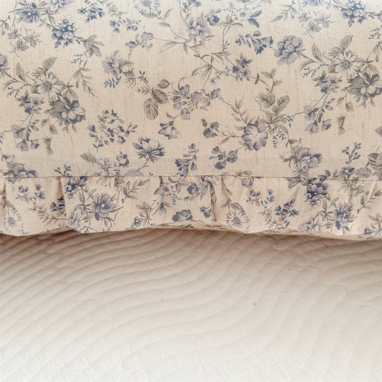 91家纺网 家纺一手货源 找家纺 麦肯锡 2025新款全棉亚麻碎花月牙抱枕夹腿抱枕 素色花影【产品图】/对