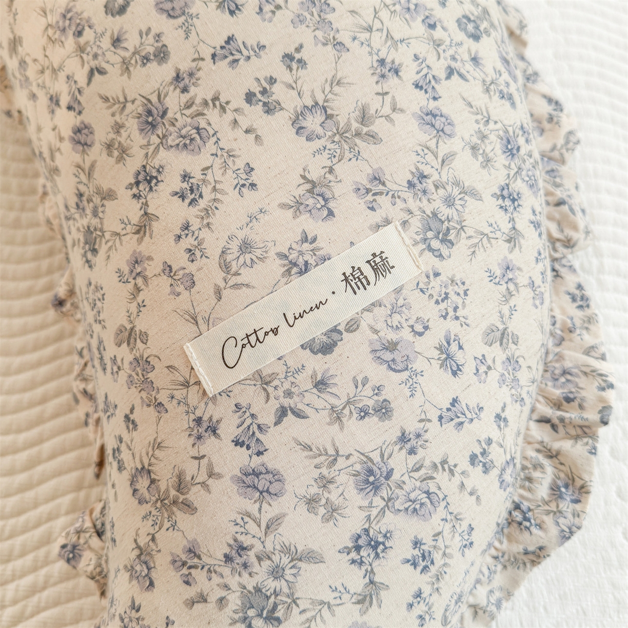 91家纺网 家纺一手货源 找家纺 麦肯锡 2025新款全棉亚麻碎花月牙抱枕夹腿抱枕 素色花影【产品图】/对