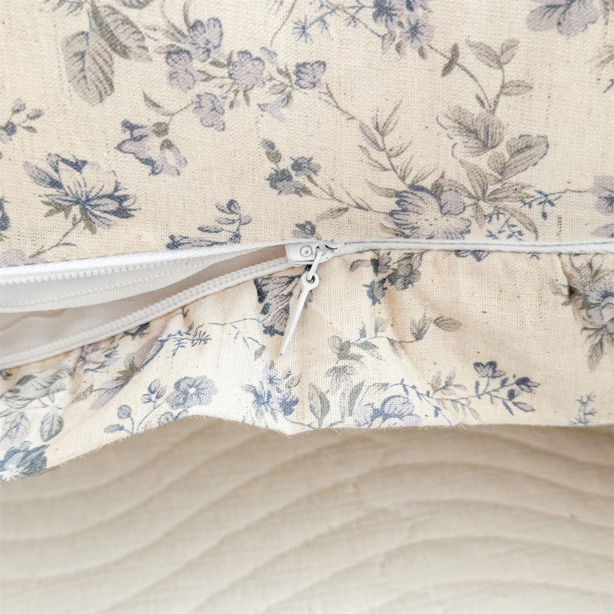 91家纺网 家纺一手货源 找家纺 麦肯锡 2025新款全棉亚麻碎花月牙抱枕夹腿抱枕 素色花影【产品图】/对