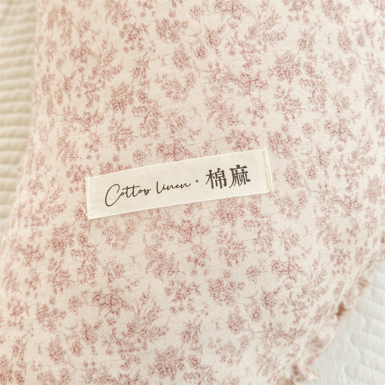 91家纺网 家纺一手货源 找家纺 麦肯锡 2025新款全棉亚麻碎花月牙抱枕夹腿抱枕 甜糖花枕【产品图】/只