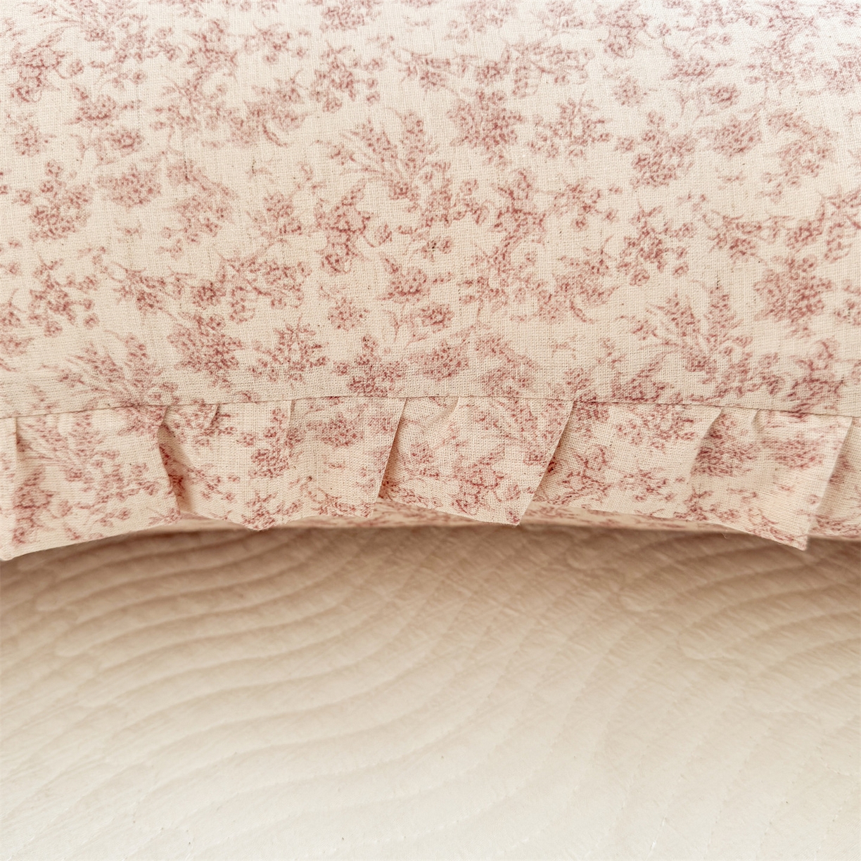 91家纺网 家纺一手货源 找家纺 麦肯锡 2025新款全棉亚麻碎花月牙抱枕夹腿抱枕 甜糖花枕【产品图】/只