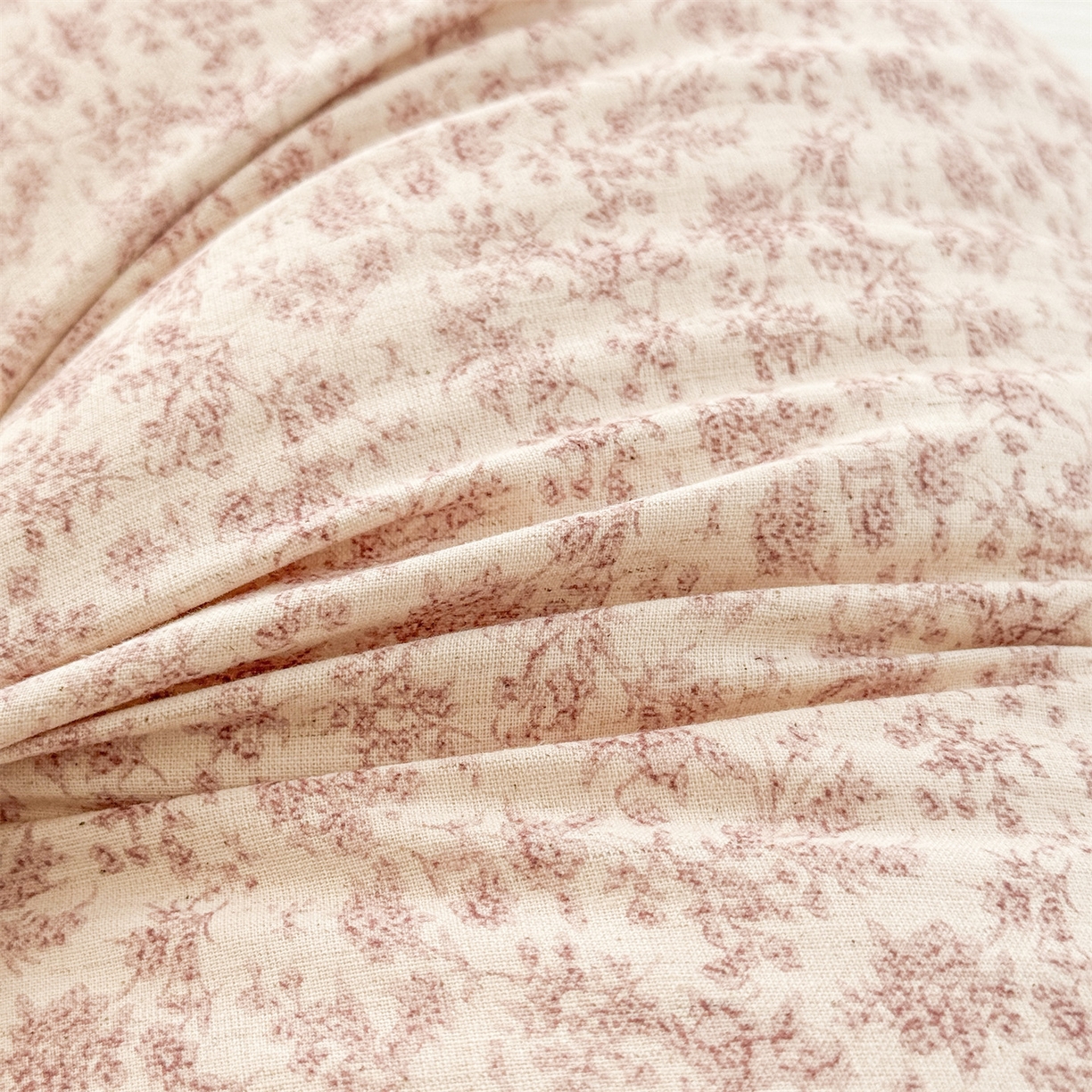 91家纺网 家纺一手货源 找家纺 麦肯锡 2025新款全棉亚麻碎花月牙抱枕夹腿抱枕 甜糖花枕【产品图】/只