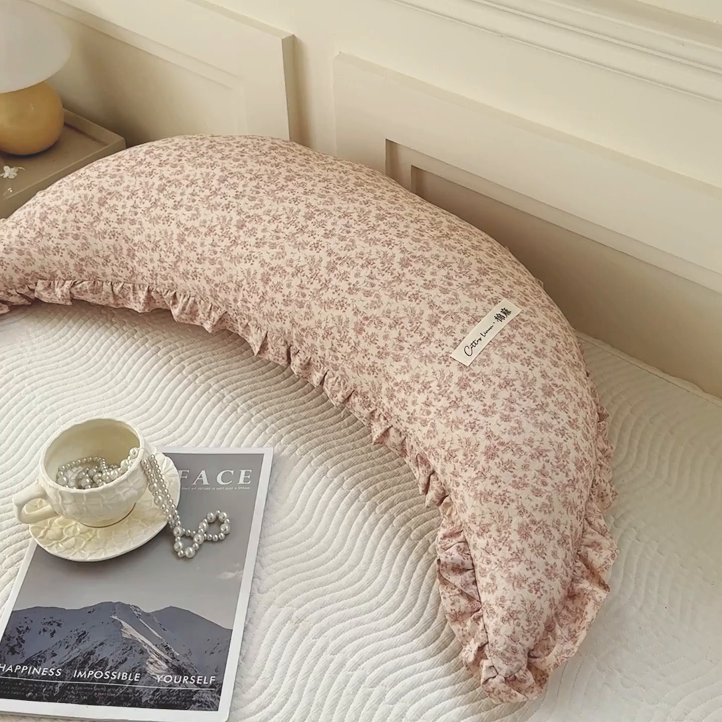 91家纺网 家纺一手货源 找家纺 麦肯锡 2025新款全棉亚麻碎花月牙抱枕夹腿抱枕 甜糖花枕【产品图】/只