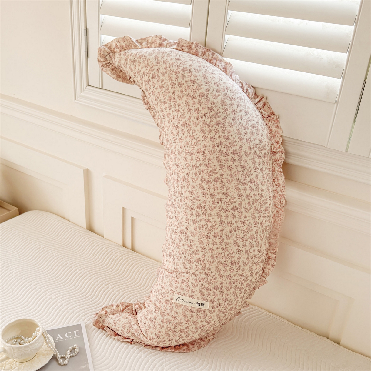 91家纺网 家纺一手货源 找家纺 麦肯锡 2025新款全棉亚麻碎花月牙抱枕夹腿抱枕 甜糖花枕【产品图】/对