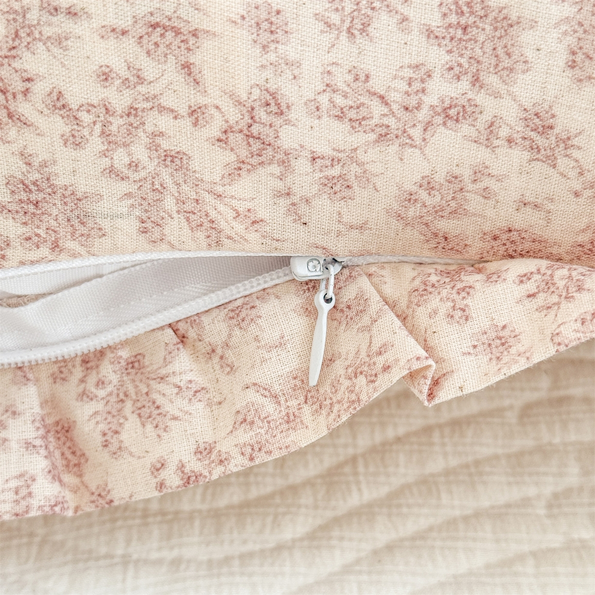 91家纺网 家纺一手货源 找家纺 麦肯锡 2025新款全棉亚麻碎花月牙抱枕夹腿抱枕 甜糖花枕【产品图】/对