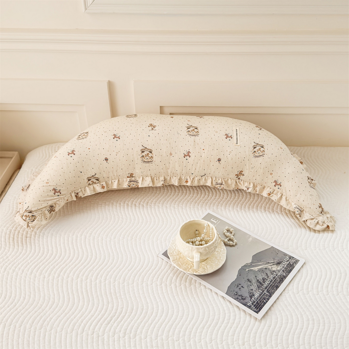 91家纺网 家纺一手货源 找家纺 麦肯锡 2025新款全棉亚麻碎花月牙抱枕夹腿抱枕 旋转木马【产品图】/只