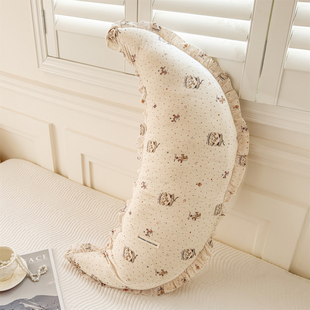 91家纺网 家纺一手货源 找家纺 麦肯锡 2025新款全棉亚麻碎花月牙抱枕夹腿抱枕 旋转木马【产品图】/只