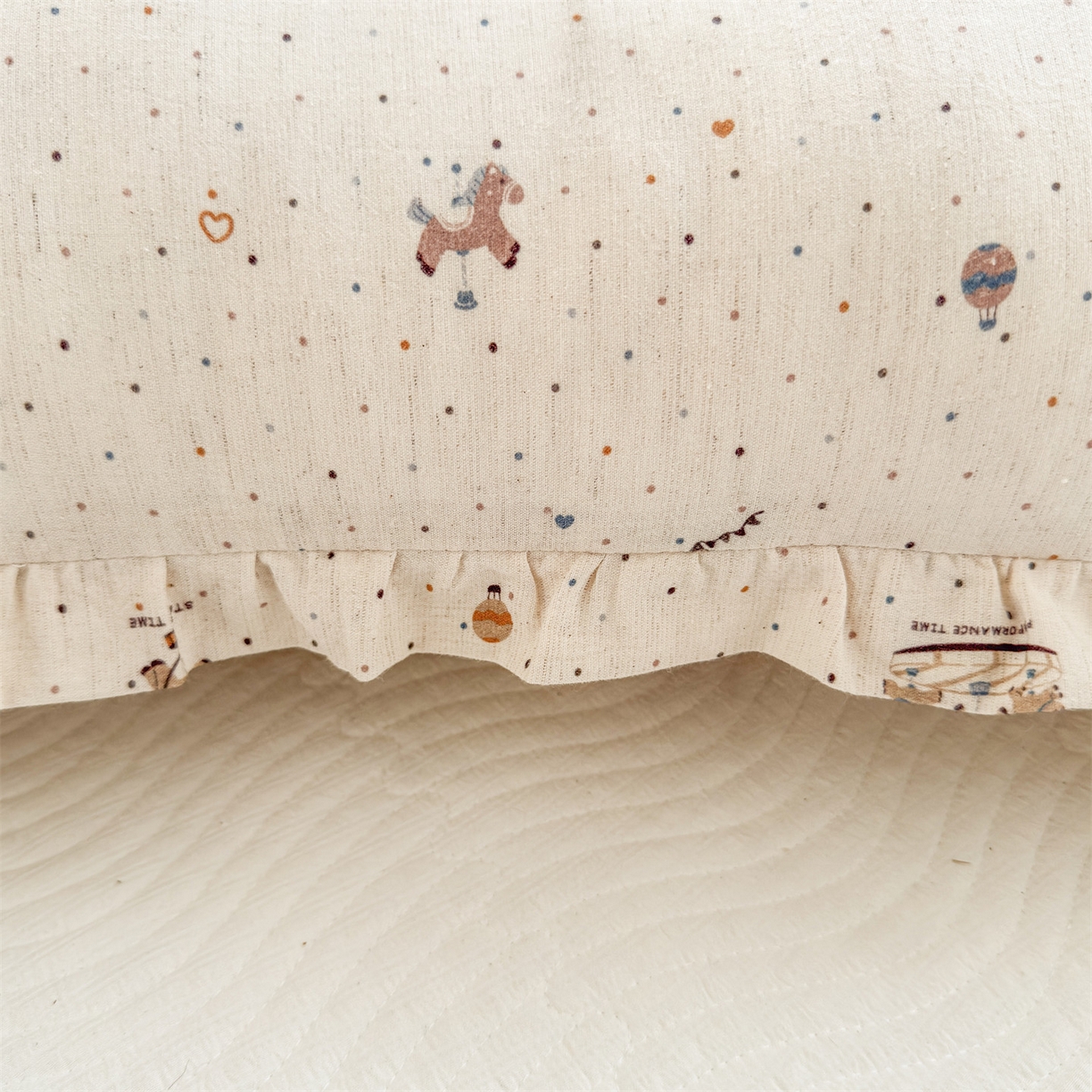 91家纺网 家纺一手货源 找家纺 麦肯锡 2025新款全棉亚麻碎花月牙抱枕夹腿抱枕 旋转木马【产品图】/只