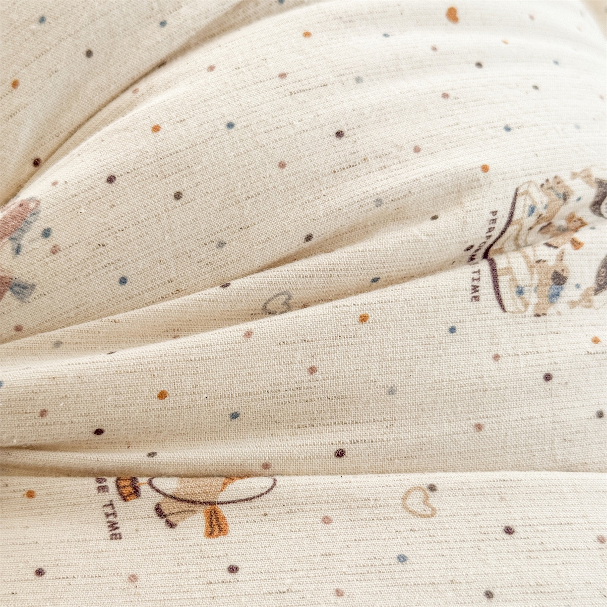 91家纺网 家纺一手货源 找家纺 麦肯锡 2025新款全棉亚麻碎花月牙抱枕夹腿抱枕 旋转木马【产品图】/只