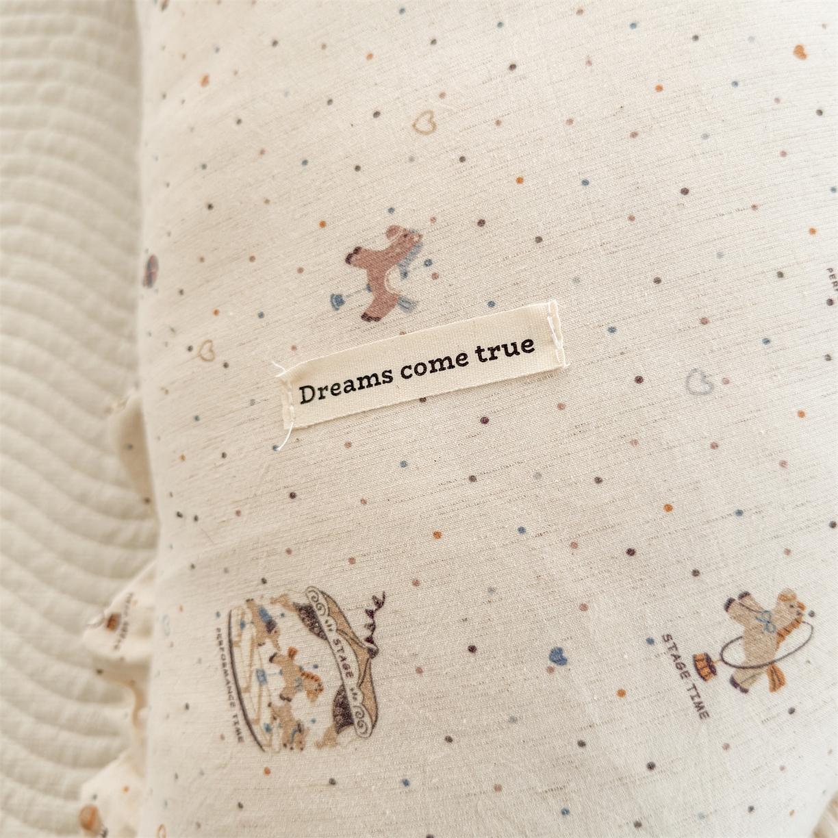 91家纺网 家纺一手货源 找家纺 麦肯锡 2025新款全棉亚麻碎花月牙抱枕夹腿抱枕 旋转木马【产品图】/对