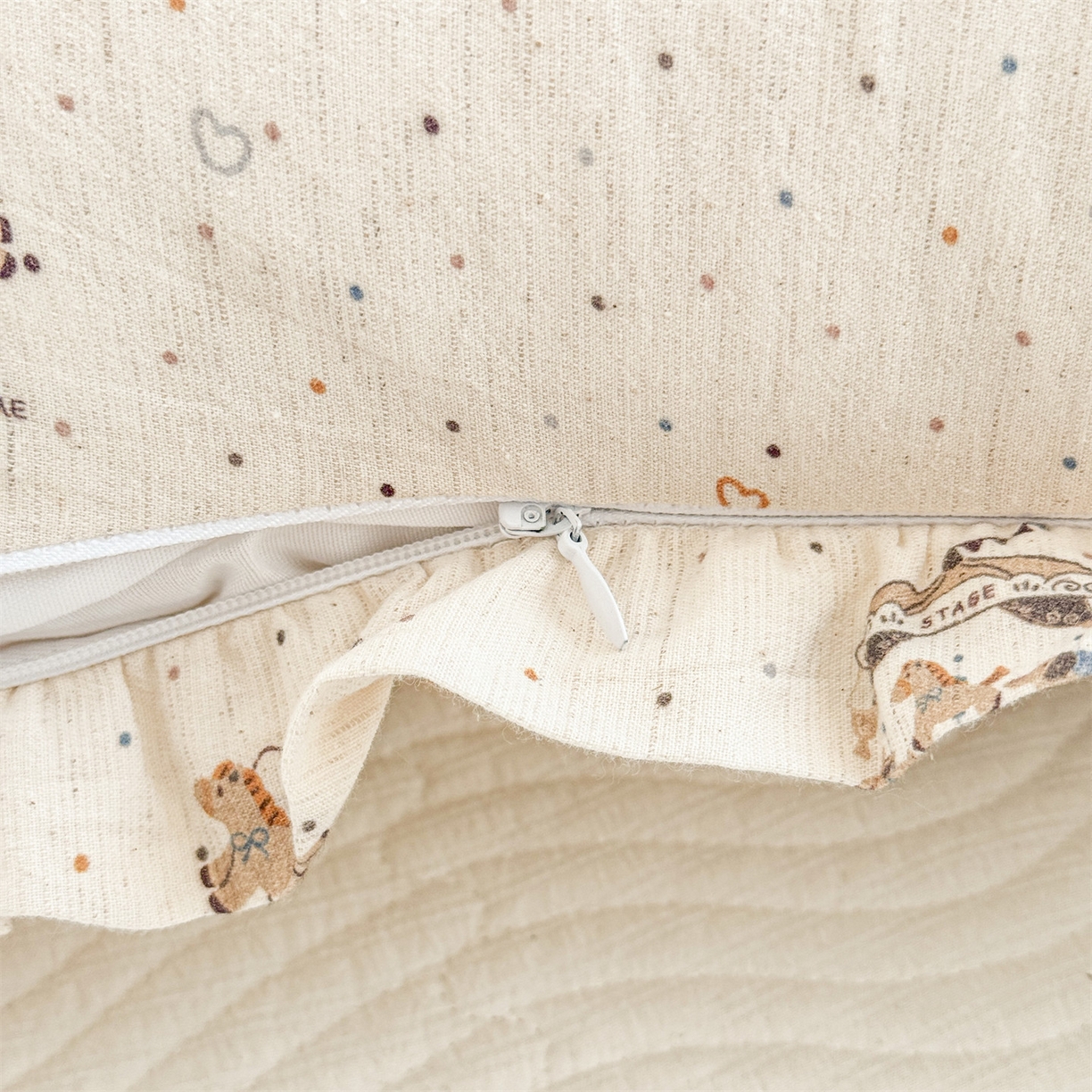 91家纺网 家纺一手货源 找家纺 麦肯锡 2025新款全棉亚麻碎花月牙抱枕夹腿抱枕 旋转木马【产品图】/对