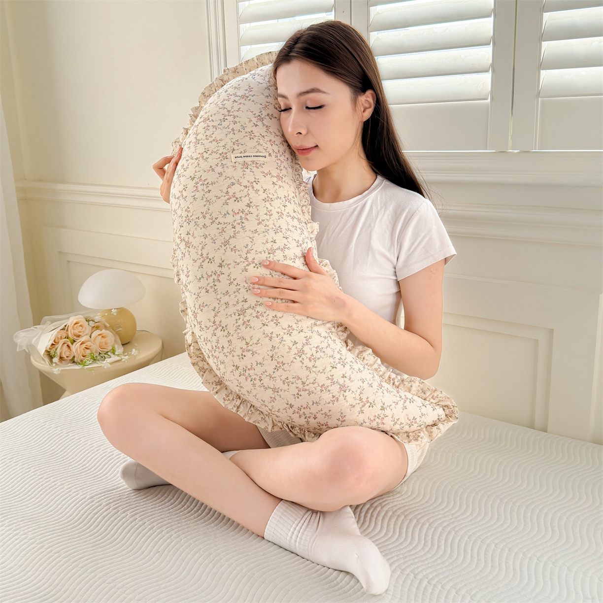 91家纺网 家纺一手货源 找家纺 麦肯锡 2025新款全棉亚麻碎花月牙抱枕夹腿抱枕 花眠小筑【模特图】/只