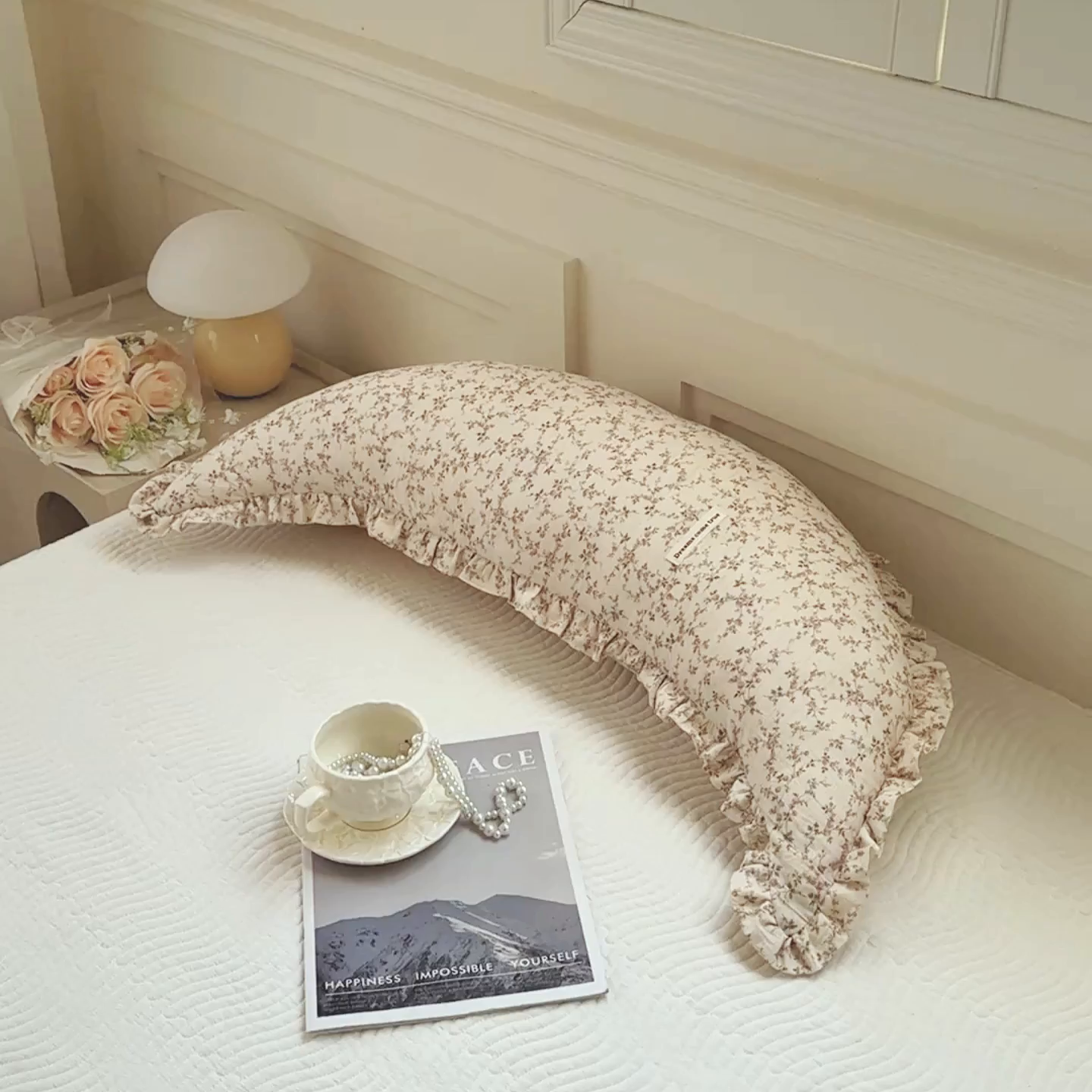 91家纺网 家纺一手货源 找家纺 麦肯锡 2025新款全棉亚麻碎花月牙抱枕夹腿抱枕 花眠小筑【模特图】/对