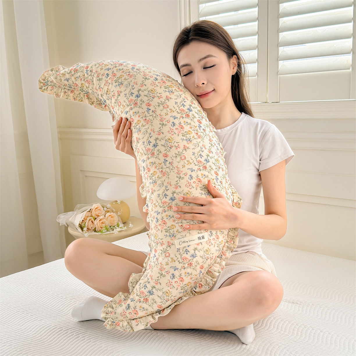 91家纺网 家纺一手货源 找家纺 麦肯锡 2025新款全棉亚麻碎花月牙抱枕夹腿抱枕 花影枕梦【模特图】/对