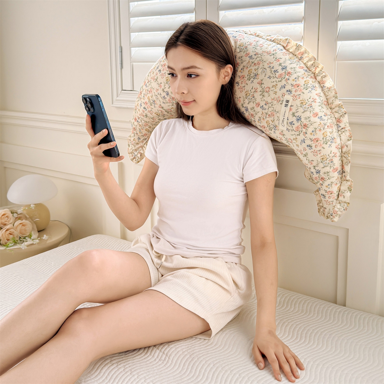 91家纺网 家纺一手货源 找家纺 麦肯锡 2025新款全棉亚麻碎花月牙抱枕夹腿抱枕 花影枕梦【模特图】/对