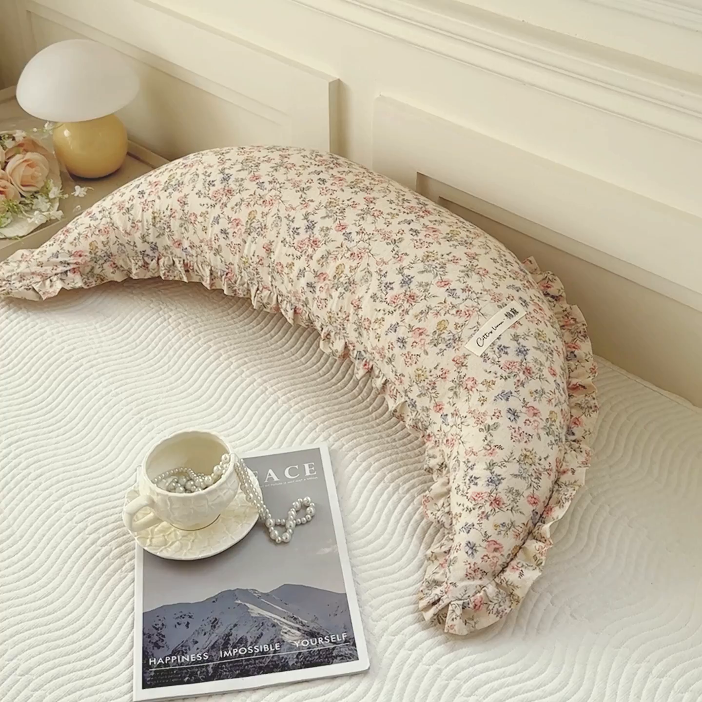 91家纺网 家纺一手货源 找家纺 麦肯锡 2025新款全棉亚麻碎花月牙抱枕夹腿抱枕 花影枕梦【模特图】/对