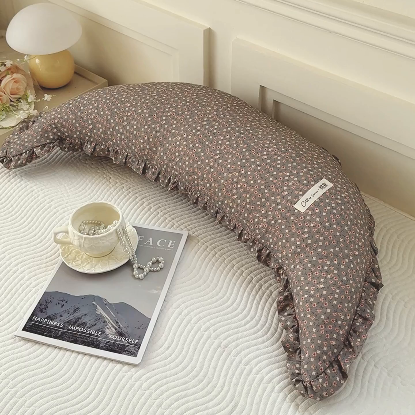 91家纺网 家纺一手货源 找家纺 麦肯锡 2025新款全棉亚麻碎花月牙抱枕夹腿抱枕 焦糖花缀【模特图】/对