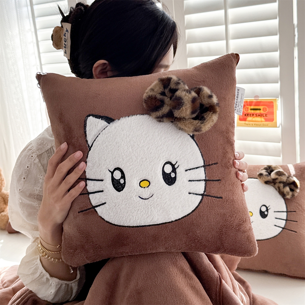 91家纺网 家纺一手货源 找家纺 （总）宝马家纺（原梦童画） 2025新款牛奶绒贴布绣抱枕被可爱猫咪