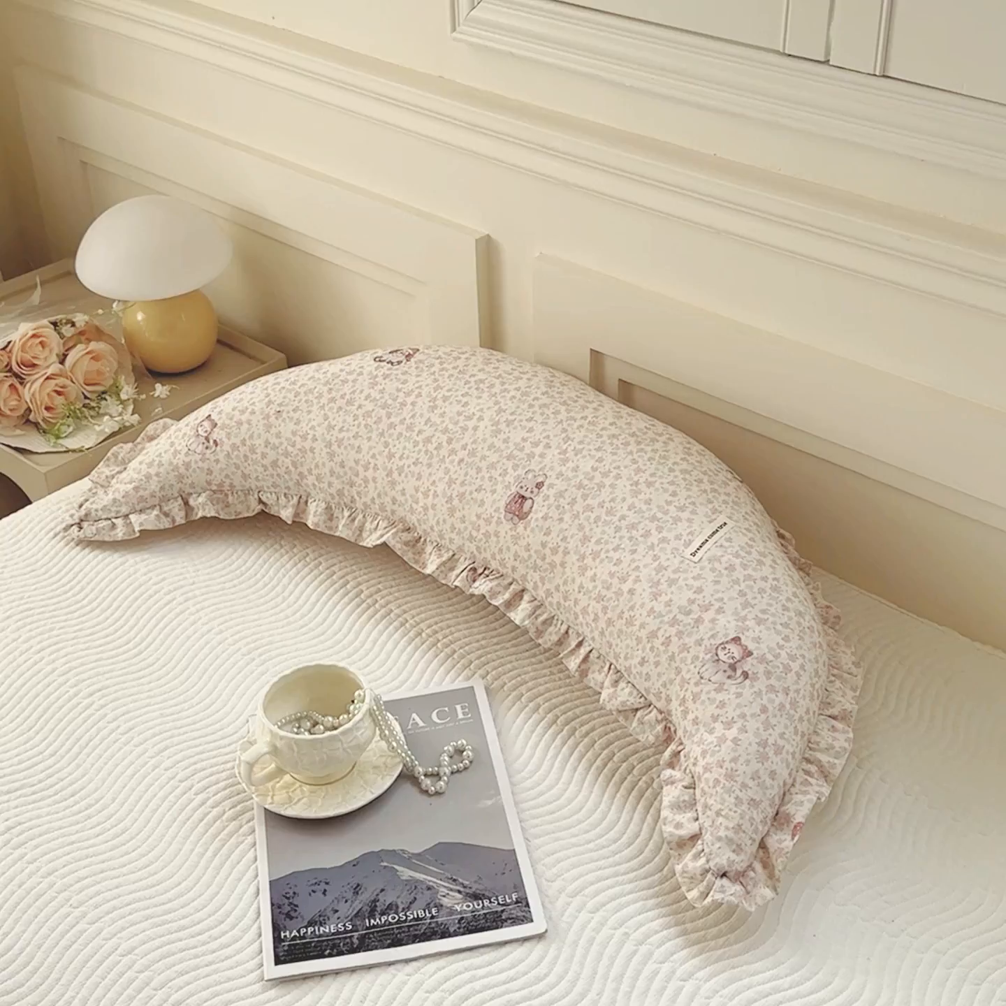 91家纺网 家纺一手货源 找家纺 麦肯锡 2025新款全棉亚麻碎花月牙抱枕夹腿抱枕 喵星花糯【模特图】/对