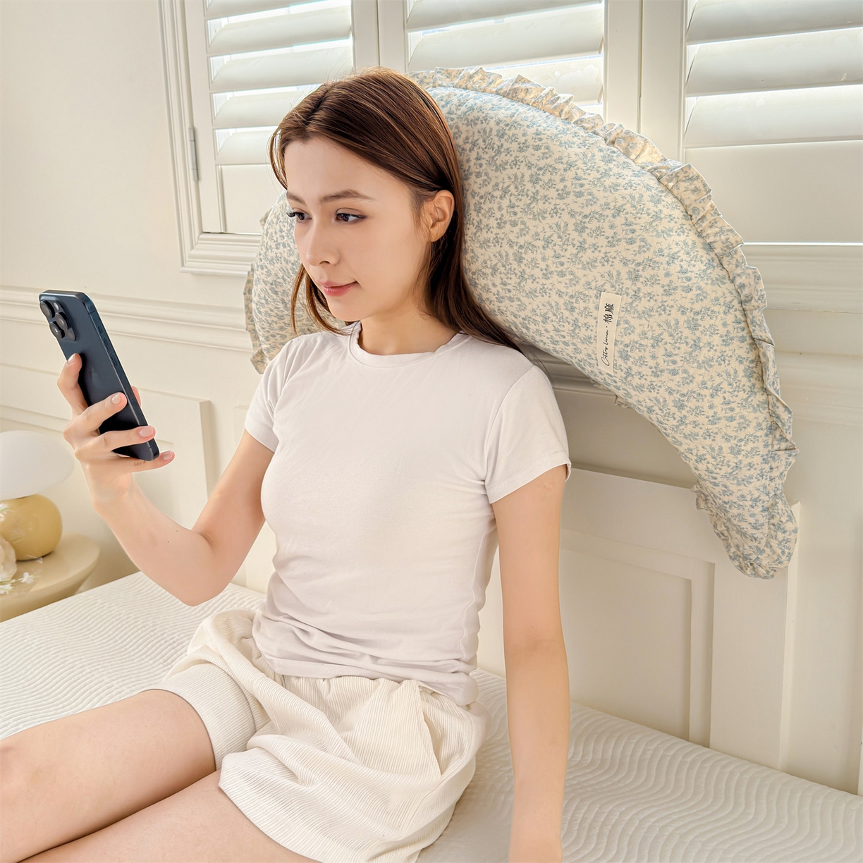 91家纺网 家纺一手货源 找家纺 麦肯锡 2025新款全棉亚麻碎花月牙抱枕夹腿抱枕 浅花漫语【模特图】/只