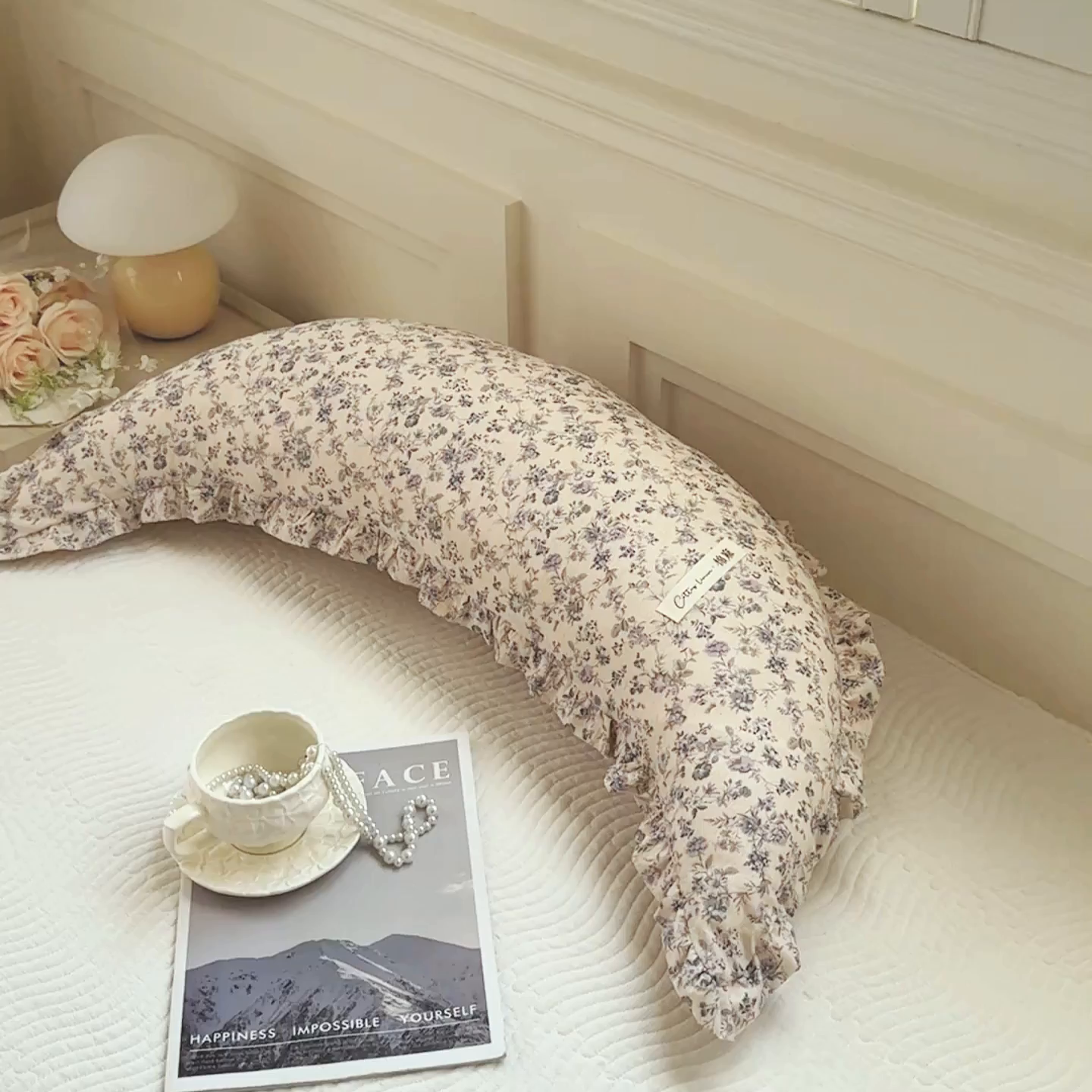 91家纺网 家纺一手货源 找家纺 麦肯锡 2025新款全棉亚麻碎花月牙抱枕夹腿抱枕 素色花影【模特图】/对