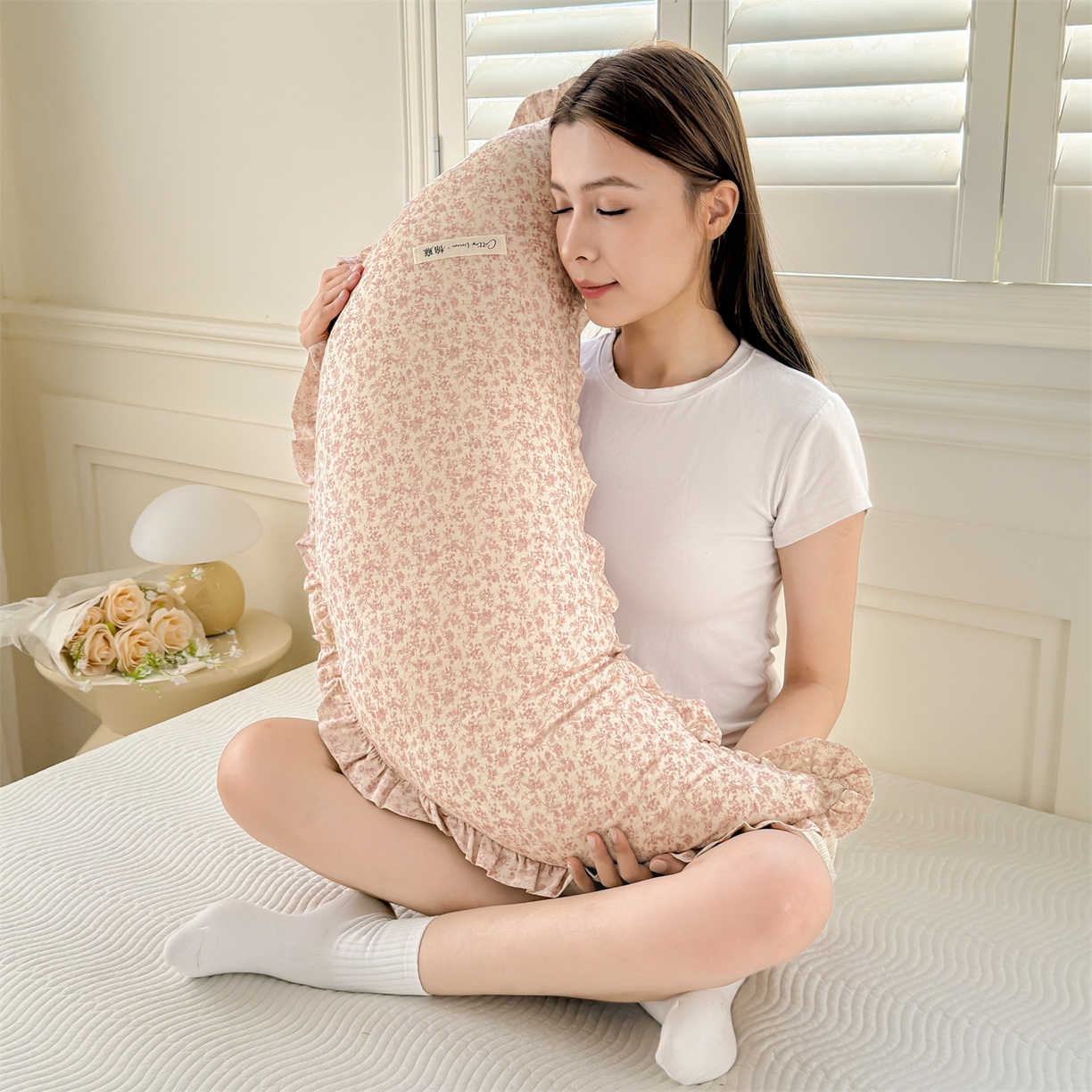 91家纺网 家纺一手货源 找家纺 麦肯锡 2025新款全棉亚麻碎花月牙抱枕夹腿抱枕 甜糖花枕【模特图】/只