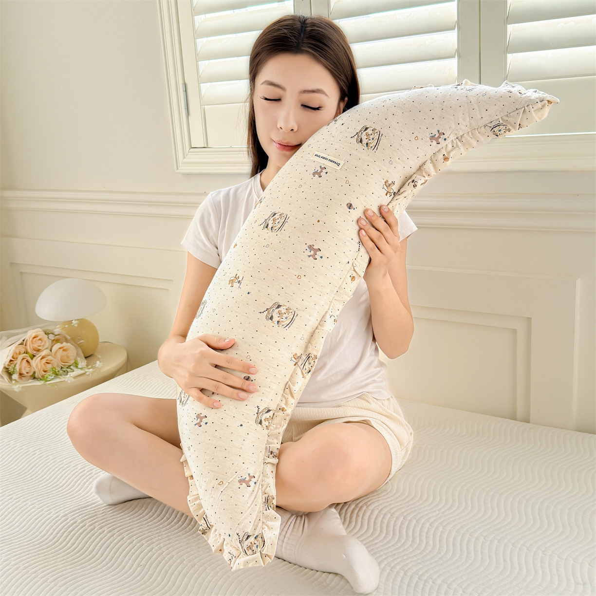 91家纺网 家纺一手货源 找家纺 麦肯锡 2025新款全棉亚麻碎花月牙抱枕夹腿抱枕 旋转木马【模特图】/对