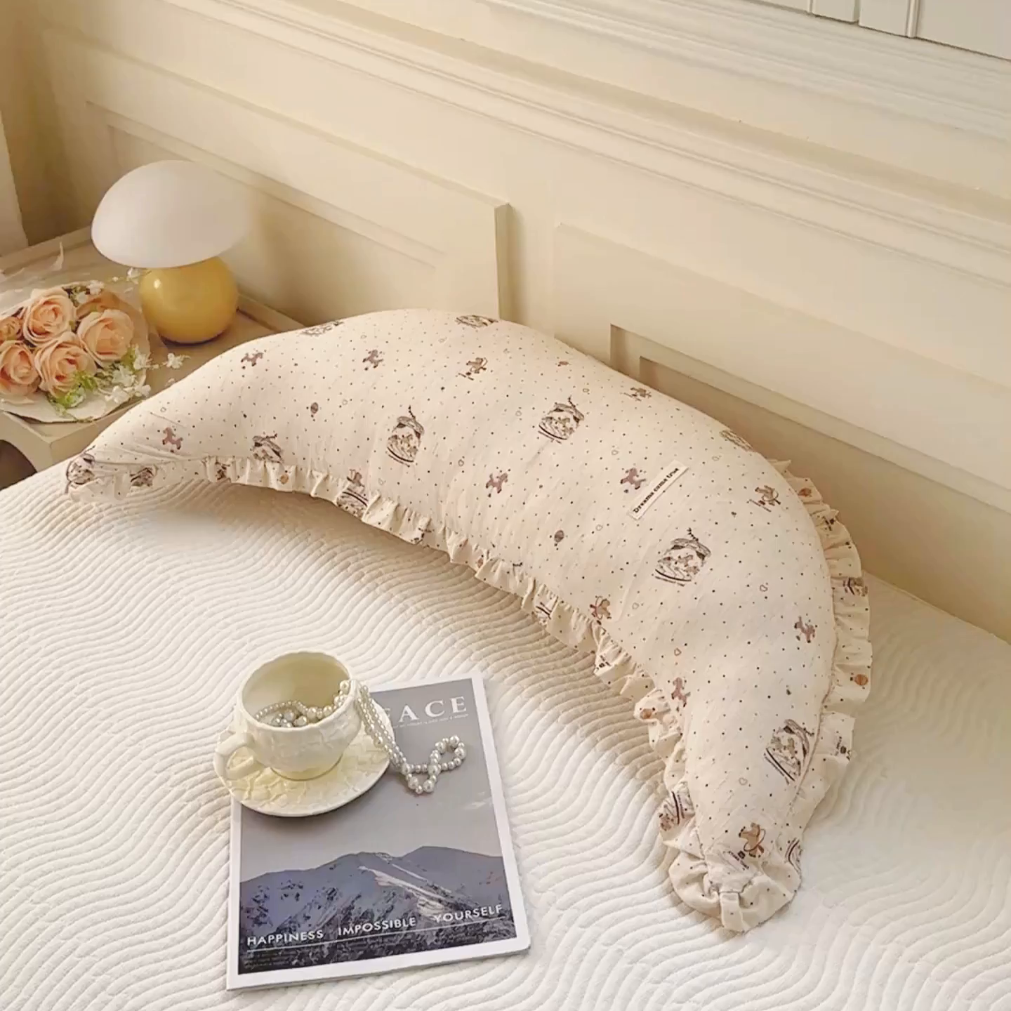 91家纺网 家纺一手货源 找家纺 麦肯锡 2025新款全棉亚麻碎花月牙抱枕夹腿抱枕 旋转木马【模特图】/对