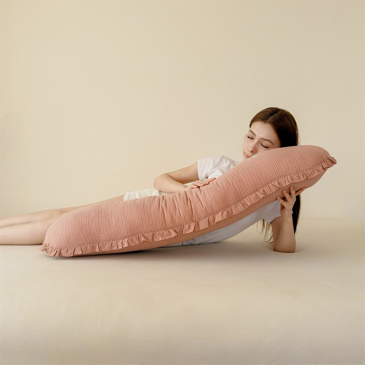 91家纺网 家纺一手货源 找家纺 麦肯锡 2025新款美拉德系列长条抱枕夹腿抱枕 橘粉【模特图】/只