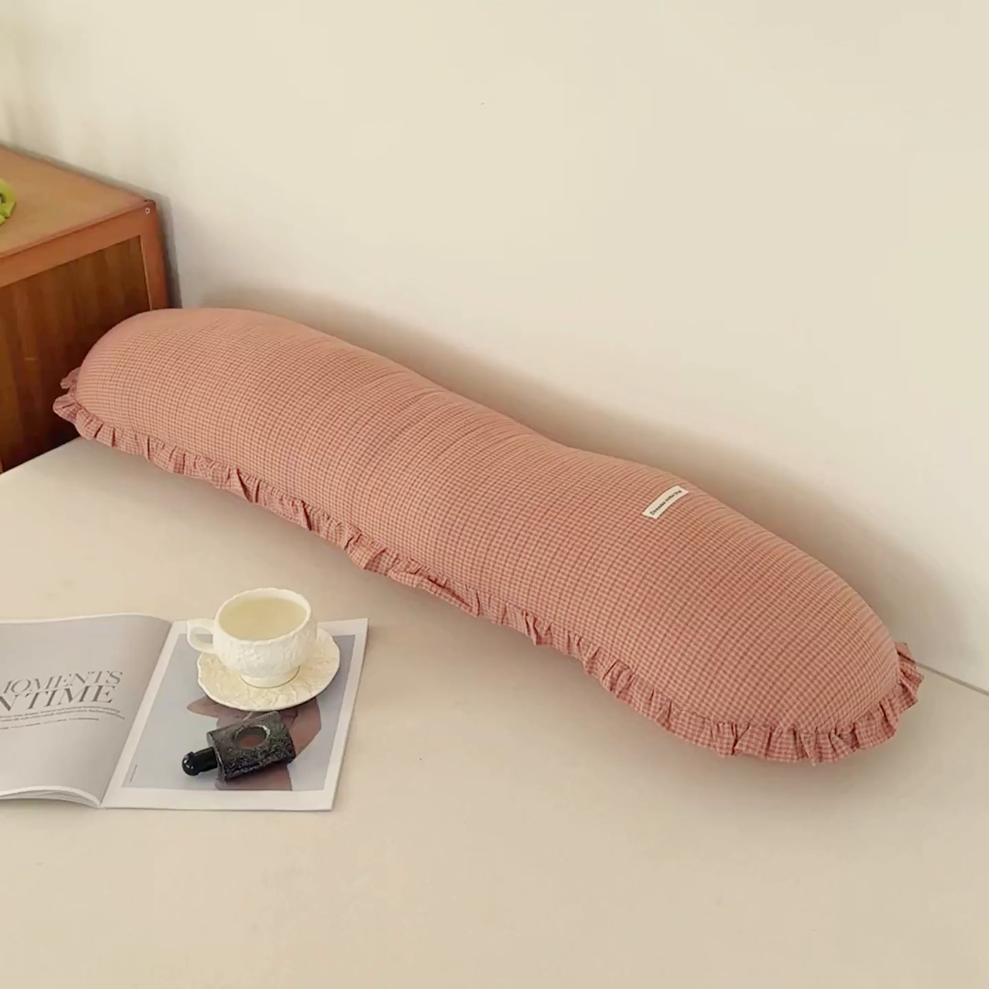 91家纺网 家纺一手货源 找家纺 麦肯锡 2025新款美拉德系列长条抱枕夹腿抱枕 橘粉【模特图】/只
