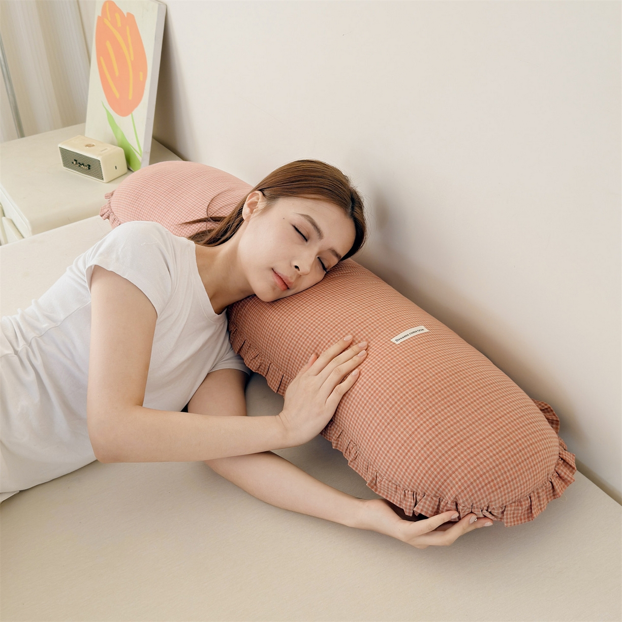91家纺网 家纺一手货源 找家纺 麦肯锡 2025新款美拉德系列长条抱枕夹腿抱枕 橘粉【模特图】/对