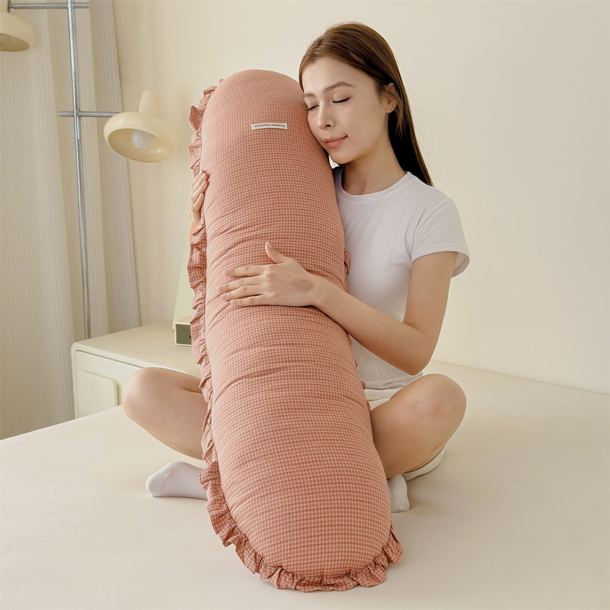 91家纺网 家纺一手货源 找家纺 麦肯锡 2025新款美拉德系列长条抱枕夹腿抱枕 橘粉【模特图】/对