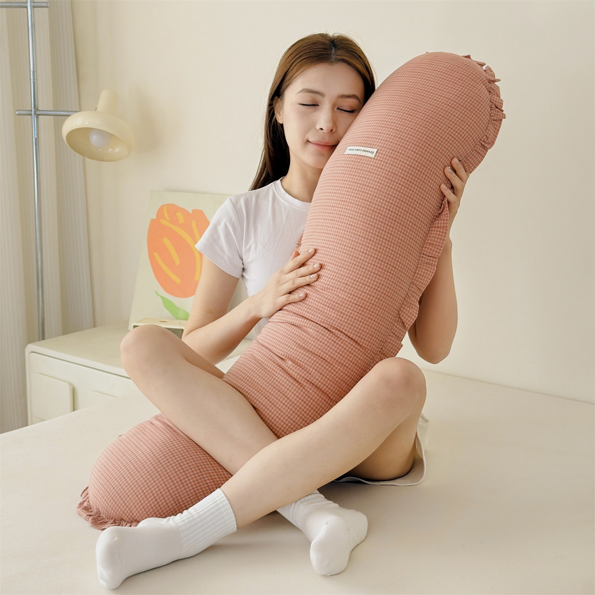 91家纺网 家纺一手货源 找家纺 麦肯锡 2025新款美拉德系列长条抱枕夹腿抱枕 橘粉【模特图】/对