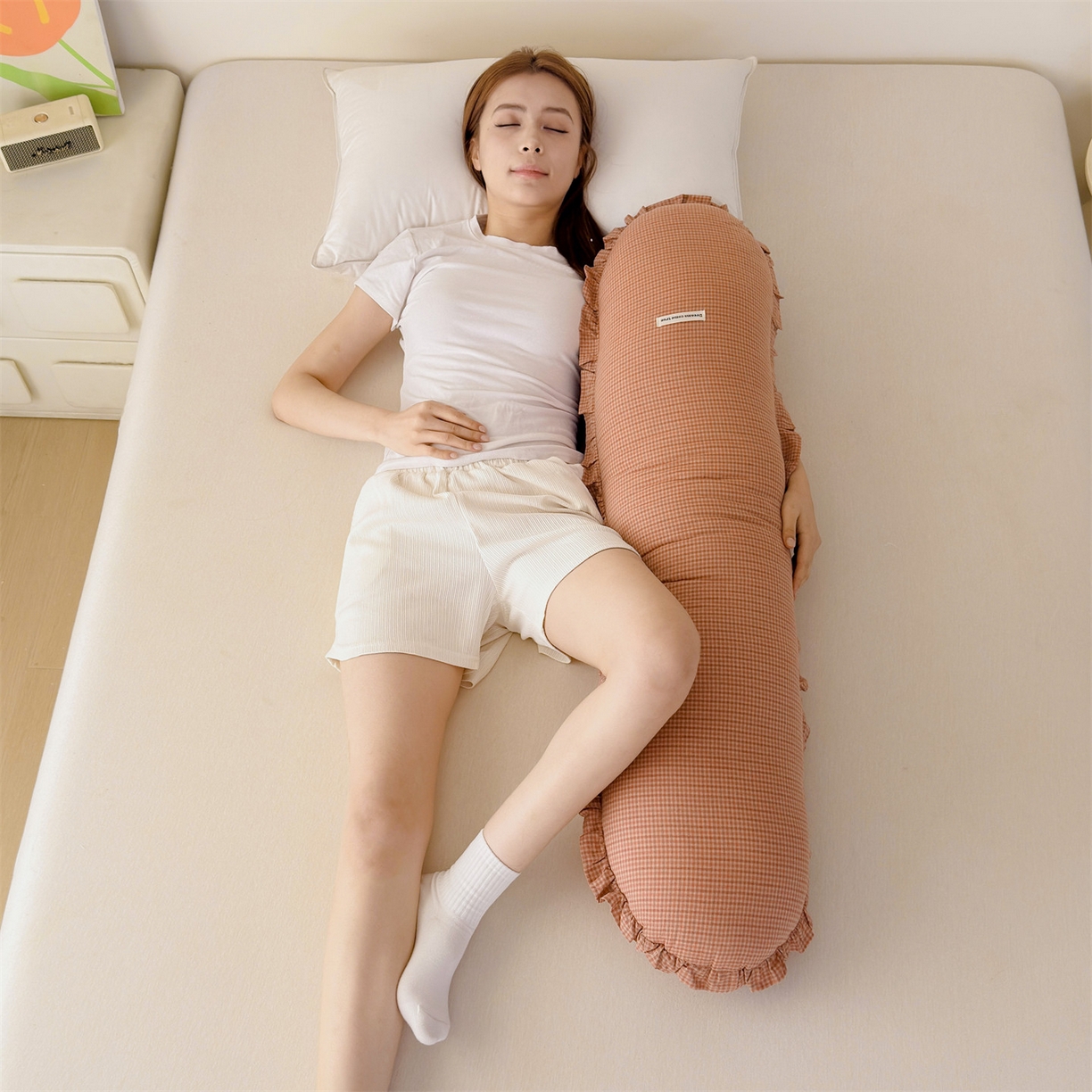 91家纺网 家纺一手货源 找家纺 麦肯锡 2025新款美拉德系列长条抱枕夹腿抱枕 橘粉【模特图】/对