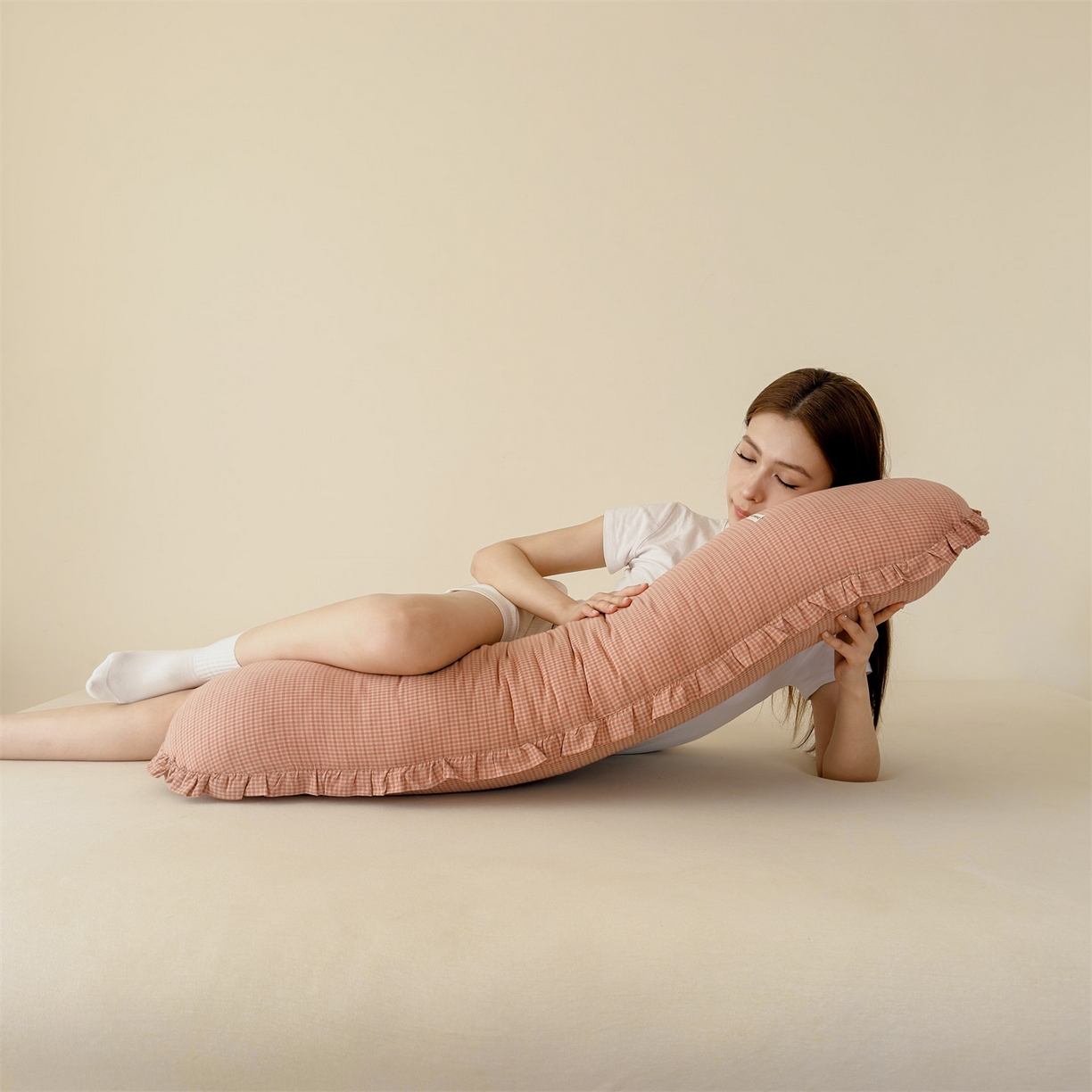91家纺网 家纺一手货源 找家纺 麦肯锡 2025新款美拉德系列长条抱枕夹腿抱枕 橘粉【模特图】/对