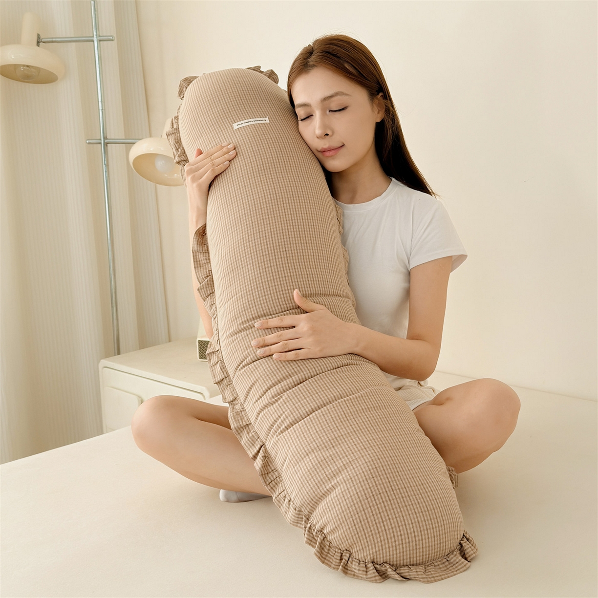 91家纺网 家纺一手货源 找家纺 麦肯锡 2025新款美拉德系列长条抱枕夹腿抱枕 卡其【模特图】/只