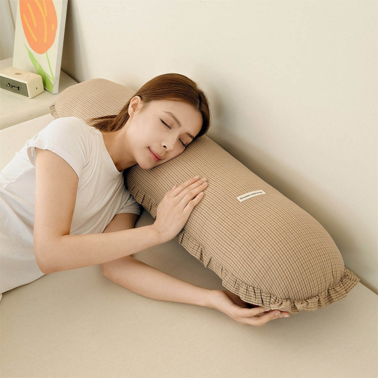 91家纺网 家纺一手货源 找家纺 麦肯锡 2025新款美拉德系列长条抱枕夹腿抱枕 卡其【模特图】/只