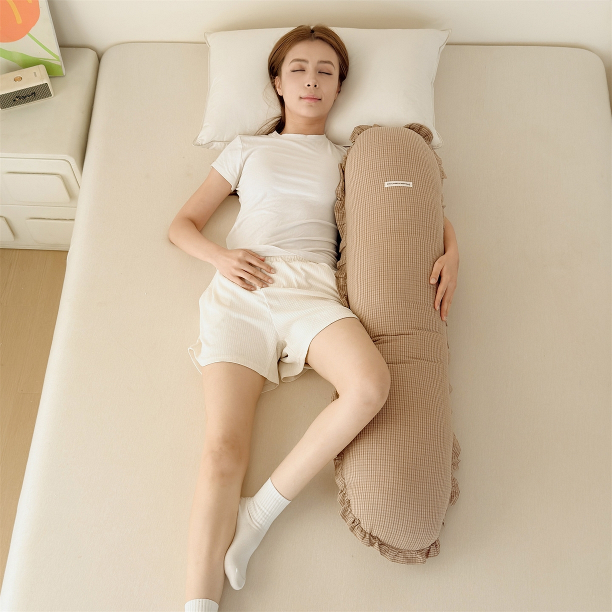 91家纺网 家纺一手货源 找家纺 麦肯锡 2025新款美拉德系列长条抱枕夹腿抱枕 卡其【模特图】/只