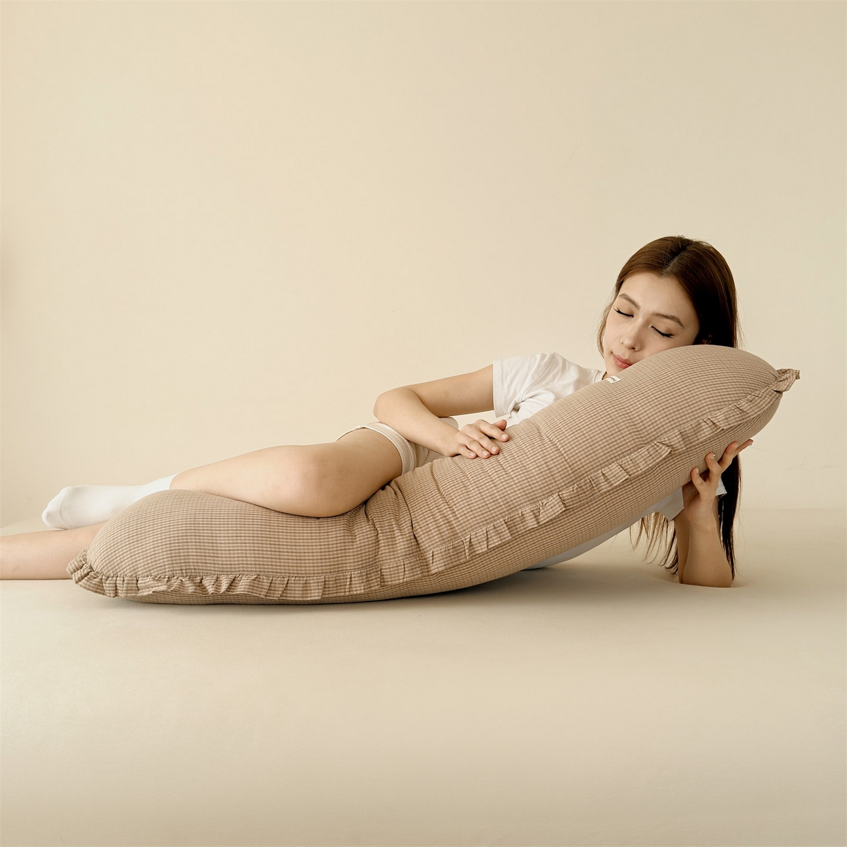 91家纺网 家纺一手货源 找家纺 麦肯锡 2025新款美拉德系列长条抱枕夹腿抱枕 卡其【模特图】/只