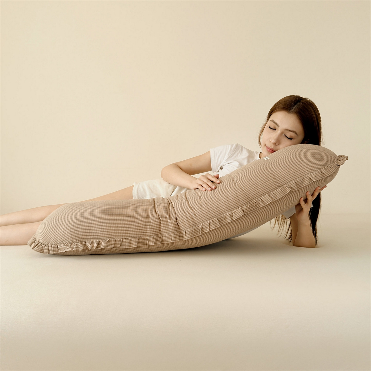 91家纺网 家纺一手货源 找家纺 麦肯锡 2025新款美拉德系列长条抱枕夹腿抱枕 卡其【模特图】/只