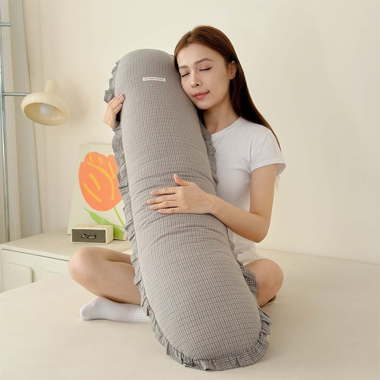 91家纺网 家纺一手货源 找家纺 麦肯锡 2025新款美拉德系列长条抱枕夹腿抱枕 米灰【模特图】/只