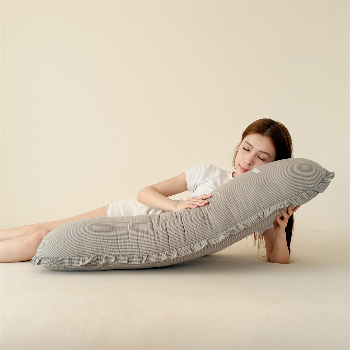 91家纺网 家纺一手货源 找家纺 麦肯锡 2025新款美拉德系列长条抱枕夹腿抱枕 米灰【模特图】/只