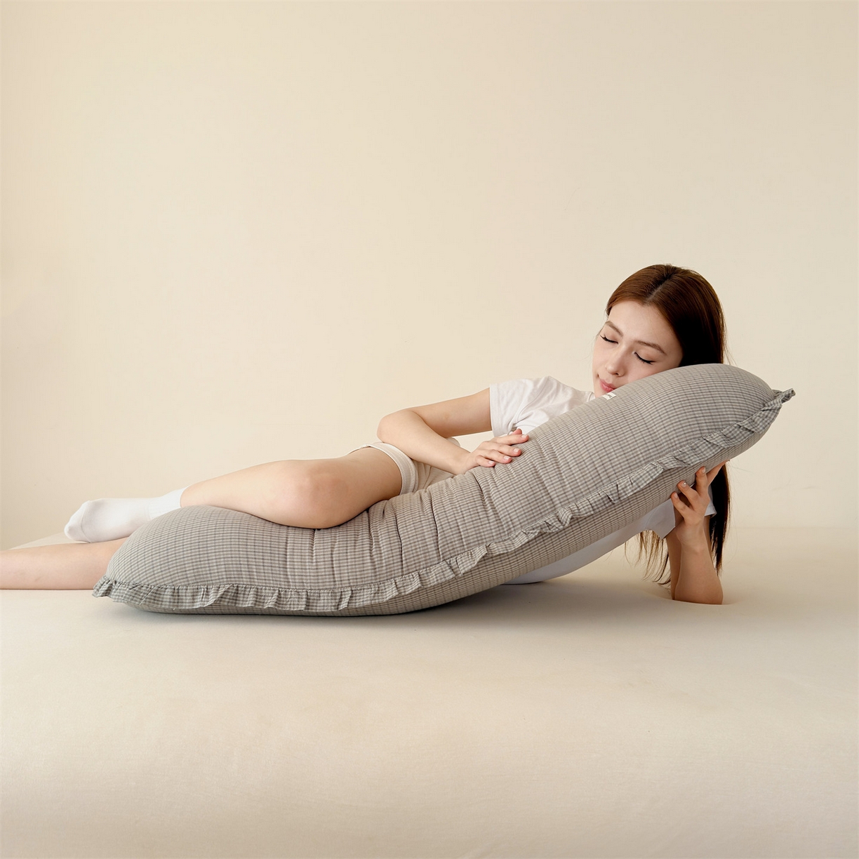 91家纺网 家纺一手货源 找家纺 麦肯锡 2025新款美拉德系列长条抱枕夹腿抱枕 米灰【模特图】/只