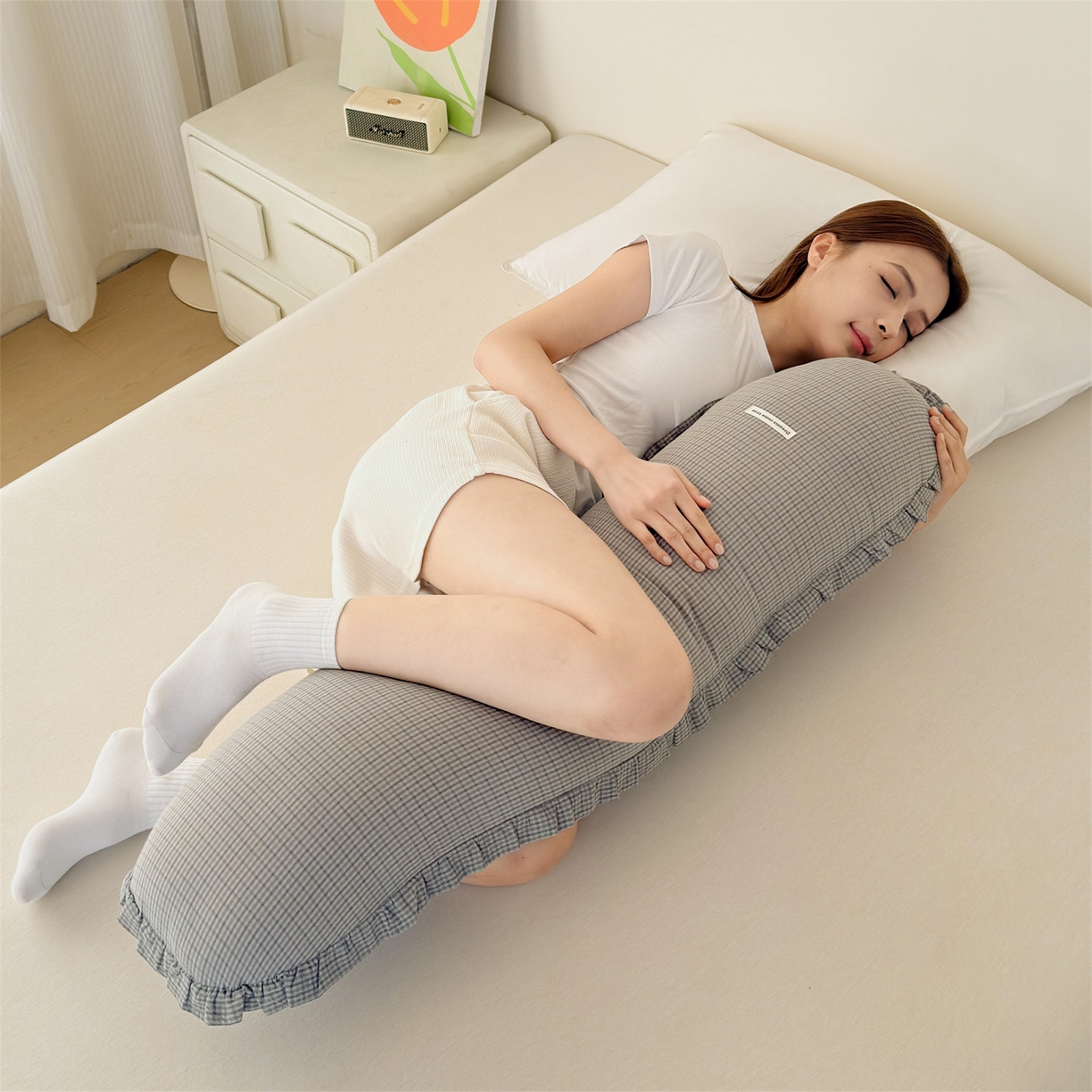 麦肯锡 2025新款美拉德系列长条抱枕夹腿抱枕 米灰【模特图】/对