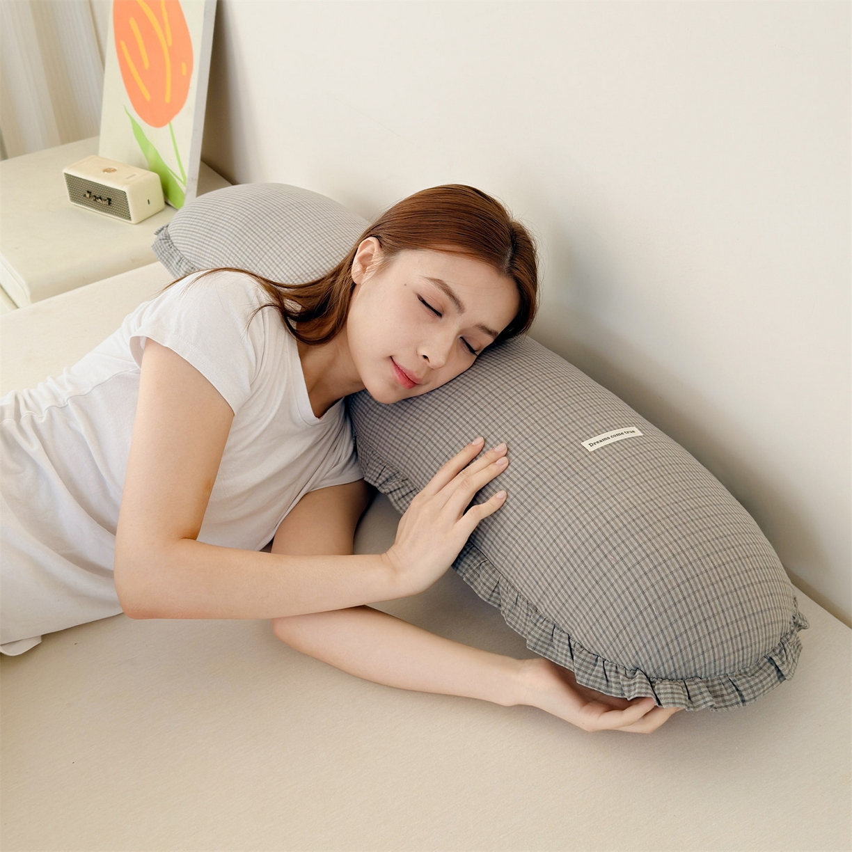 91家纺网 家纺一手货源 找家纺 麦肯锡 2025新款美拉德系列长条抱枕夹腿抱枕 米灰【模特图】/对