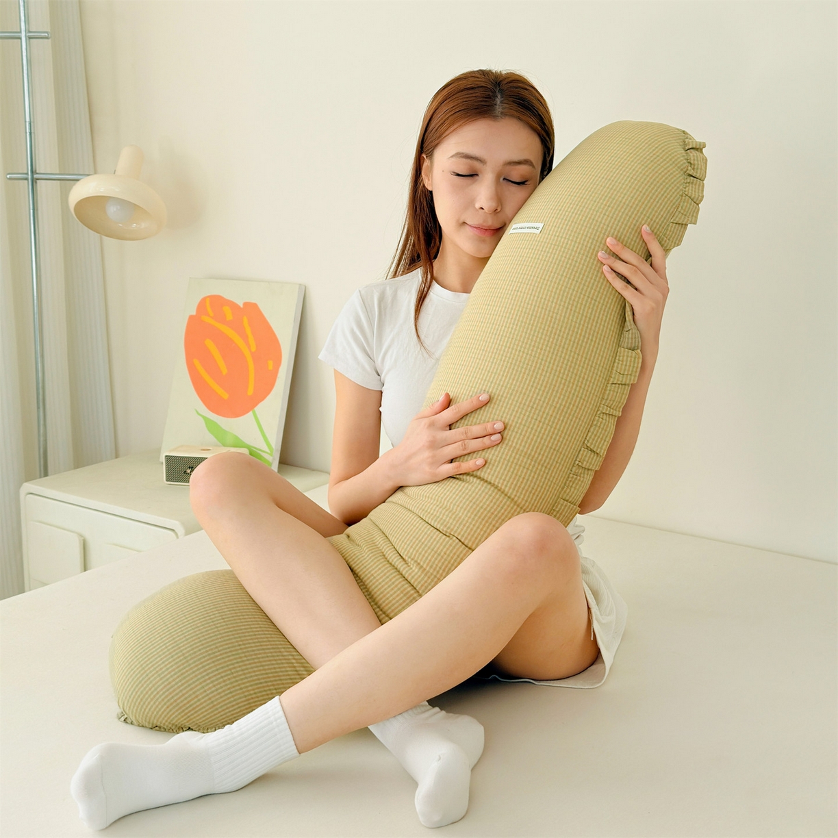 91家纺网 家纺一手货源 找家纺 麦肯锡 2025新款美拉德系列长条抱枕夹腿抱枕 奶黄【模特图】/只