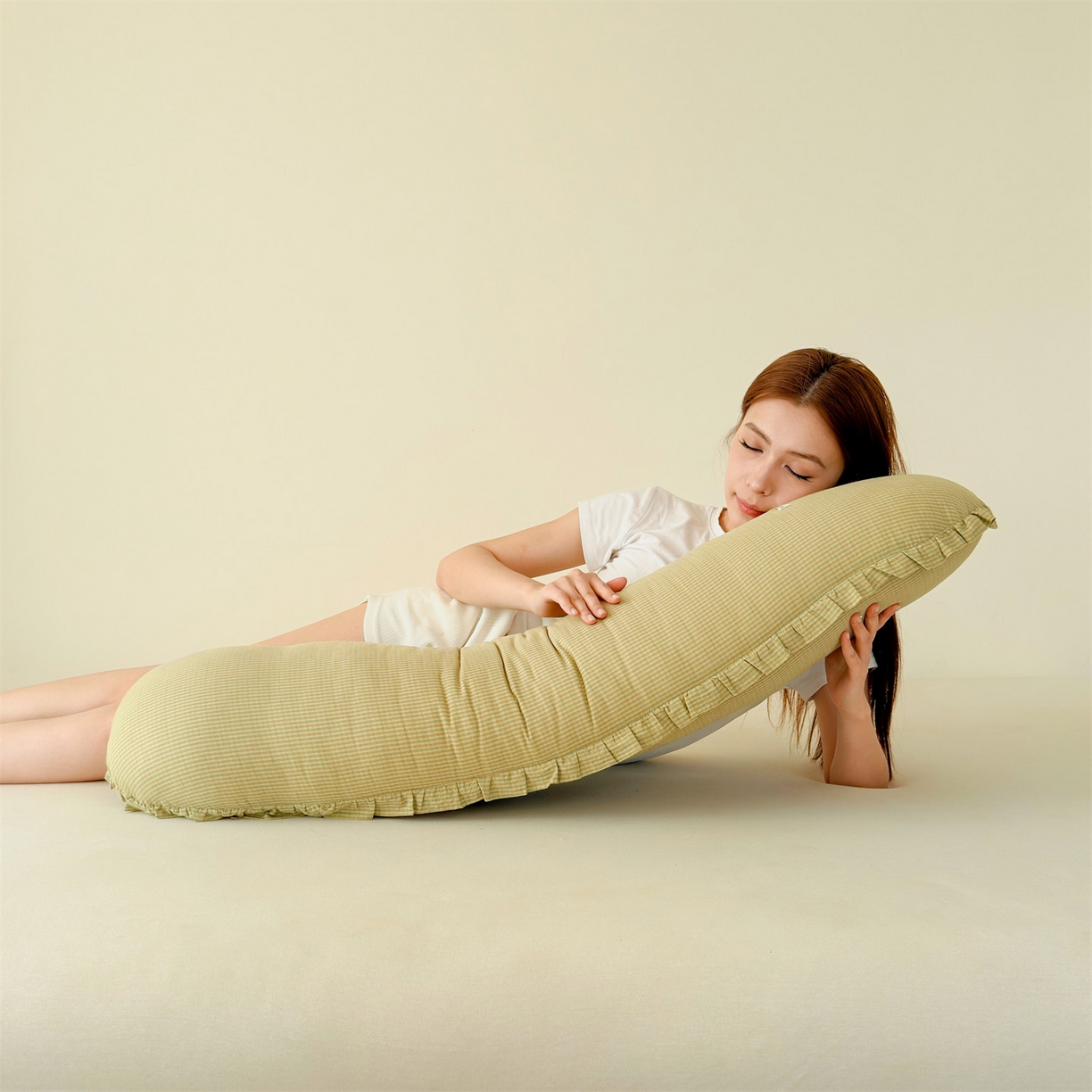 91家纺网 家纺一手货源 找家纺 麦肯锡 2025新款美拉德系列长条抱枕夹腿抱枕 奶黄【模特图】/只