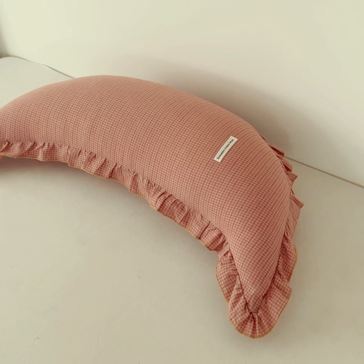 91家纺网 家纺一手货源 找家纺 麦肯锡 2025新款美拉德系列月亮抱枕夹腿抱枕 橘粉【产品图】/只
