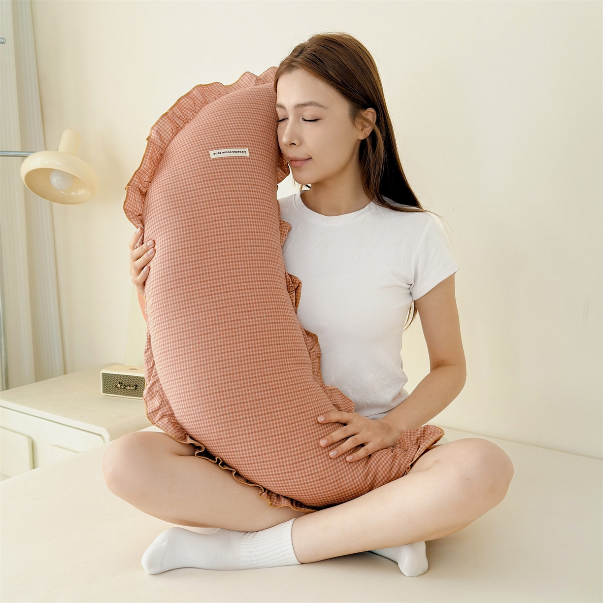 91家纺网 家纺一手货源 找家纺 麦肯锡 2025新款美拉德系列月亮抱枕夹腿抱枕 橘粉【模特图】/只