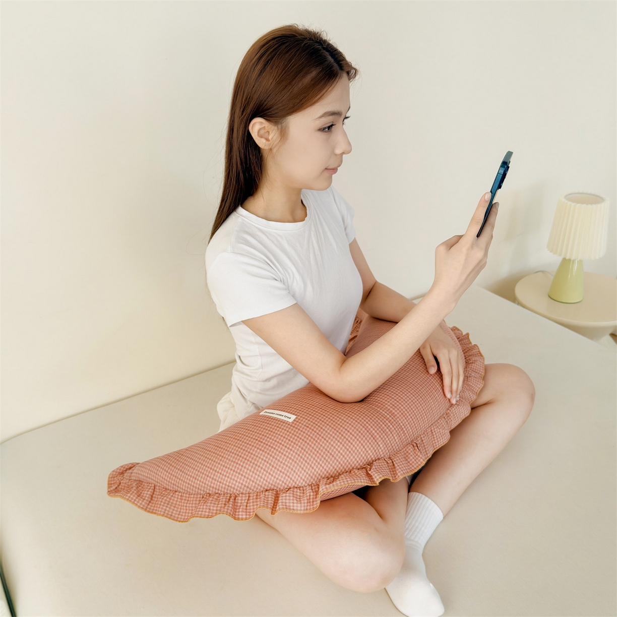 91家纺网 家纺一手货源 找家纺 麦肯锡 2025新款美拉德系列月亮抱枕夹腿抱枕 橘粉【模特图】/只